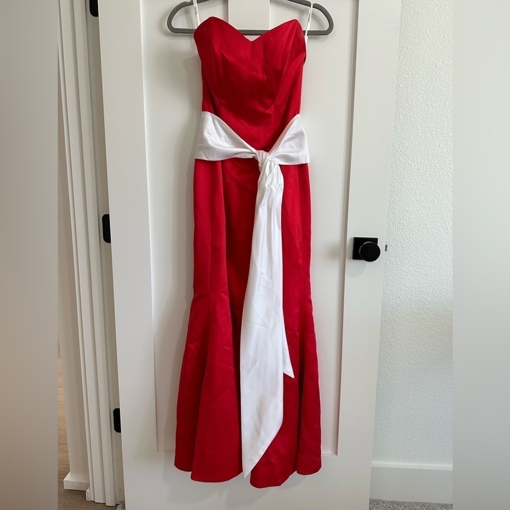 Vintage Red and White Da Vinci Formal Dress, Fit and Flare size 6 Y2K 2000s